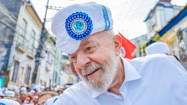 Presidente Lula cumprimenta o público durante a Caminhada do Dois de Julho, no Largo da Soledade. Salvador, 2 de julho de 2024 - Sputnik Brasil