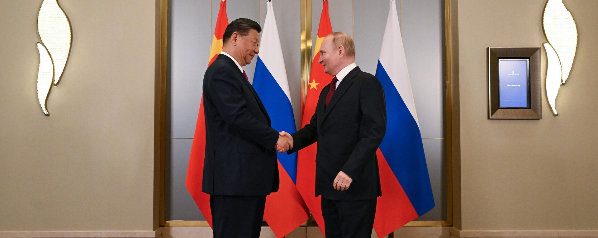 O presidente russo, Vladimir Putin, e o presidente chinês, Xi Jinping, apertam as mãos durante o encontro à margem da cúpula da Organização de Cooperação de Xangai (OCX) em Astana, Cazaquistão, 3 de julho de 2024 - Sputnik Brasil, 1920, 03.07.2024