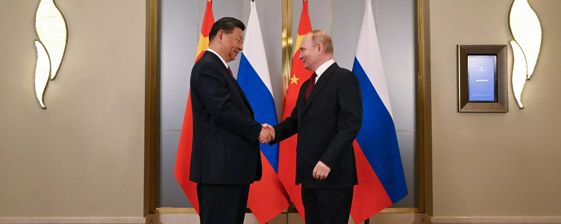 O presidente russo, Vladimir Putin, e o presidente chinês, Xi Jinping, apertam as mãos durante o encontro à margem da cúpula da Organização de Cooperação de Xangai (OCX) em Astana, Cazaquistão, 3 de julho de 2024 - Sputnik Brasil, 1920, 03.07.2024