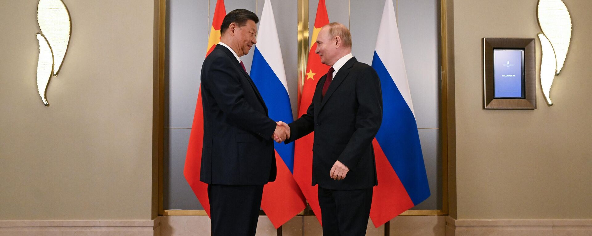 O presidente russo, Vladimir Putin, e o presidente chinês, Xi Jinping, apertam as mãos durante o encontro à margem da cúpula da Organização de Cooperação de Xangai (OCX) em Astana. Cazaquistão, 3 de julho de 2024 - Sputnik Brasil, 1920, 29.07.2024