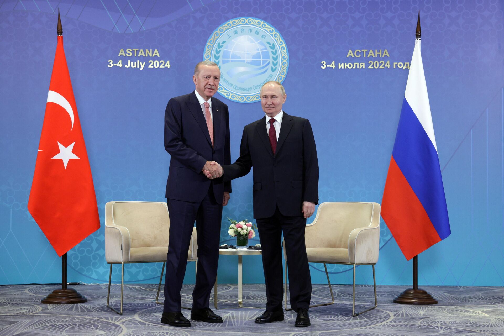 O presidente russo, Vladimir Putin, e o presidente turco, Recep Tayyip Erdogan, apertam as mãos durante o encontro à margem da cúpula da Organização de Cooperação de Xangai (OCX) em Astana, Cazaquistão, 3 de julho de 2024 - Sputnik Brasil, 1920, 03.07.2024