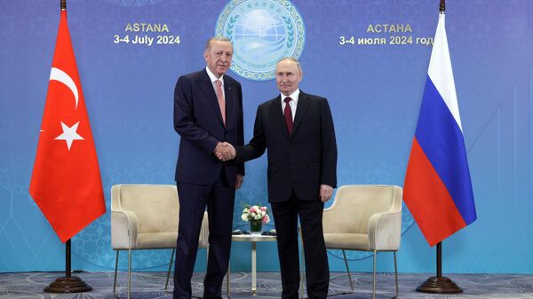 O presidente russo, Vladimir Putin, e o presidente turco, Recep Tayyip Erdogan, apertam as mãos durante o encontro à margem da cúpula da Organização de Cooperação de Xangai (OCX) em Astana, Cazaquistão, 3 de julho de 2024 - Sputnik Brasil