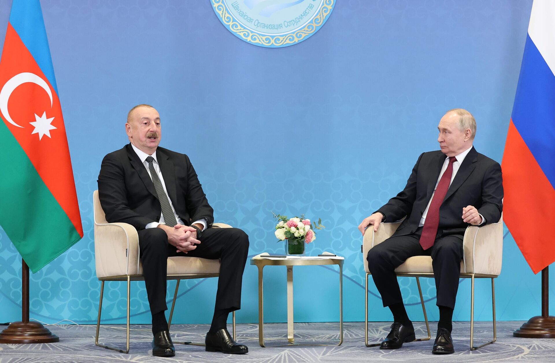 O presidente russo, Vladimir Putin, e o presidente do Azerbaijão, Ilham Aliyev, apertam as mãos durante o encontro à margem da cúpula da Organização de Cooperação de Xangai (OCX) em Astana, Cazaquistão, 3 de julho de 2024 - Sputnik Brasil, 1920, 03.07.2024