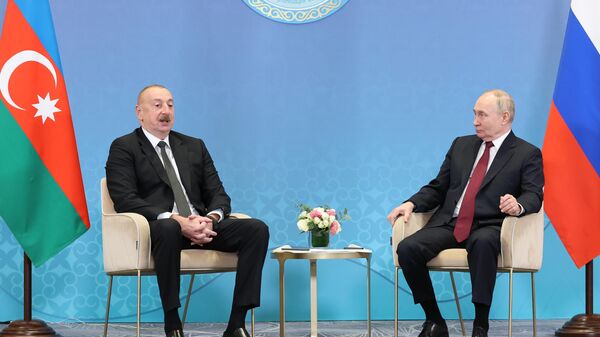 O presidente russo, Vladimir Putin, e o presidente do Azerbaijão, Ilham Aliyev, apertam as mãos durante o encontro à margem da cúpula da Organização de Cooperação de Xangai (OCX) em Astana, Cazaquistão, 3 de julho de 2024 - Sputnik Brasil