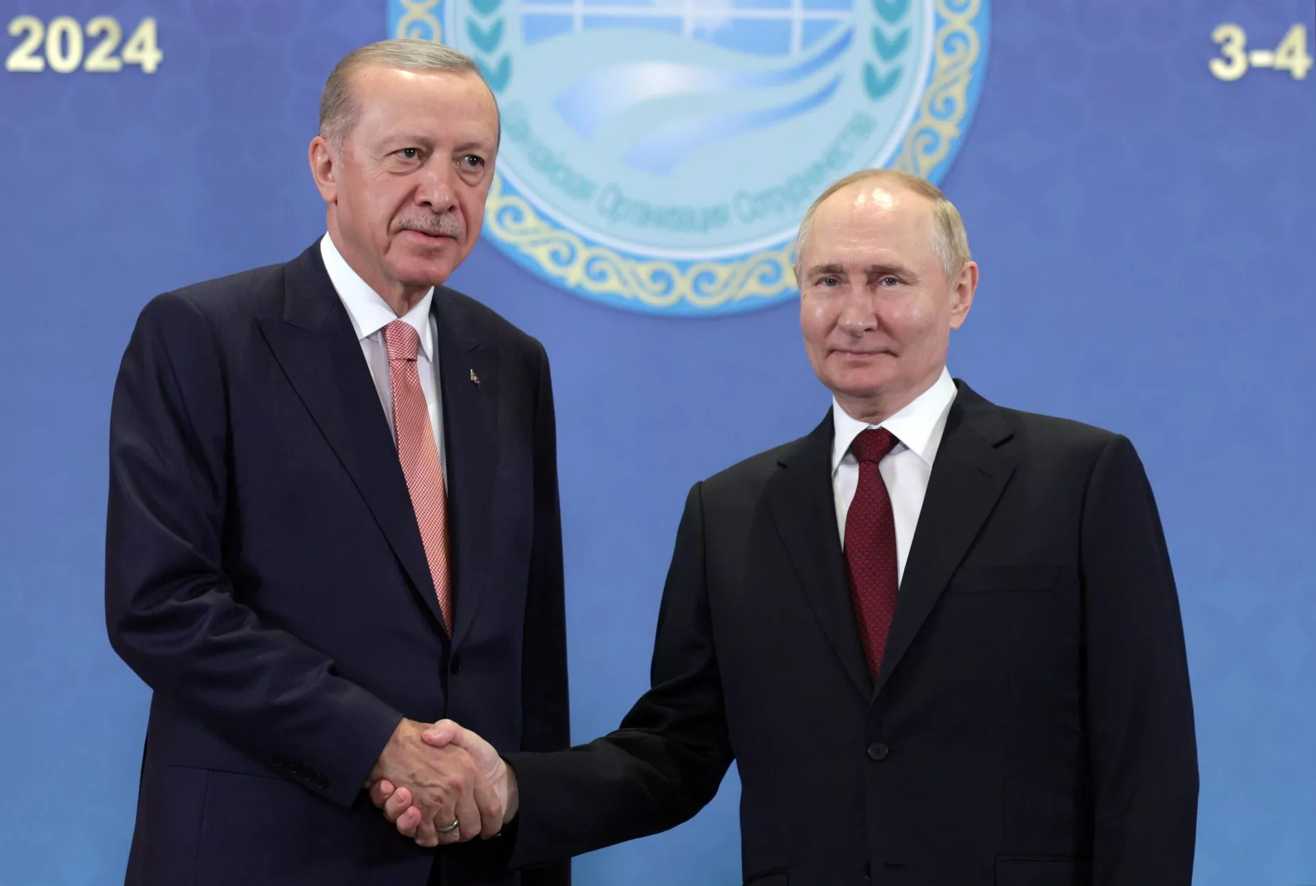 O presidente russo, Vladimir Putin, e o presidente da República da Turquia, Recep Tayyip Erdogan (à esquerda), durante uma reunião à margem da cúpula da Organização de Cooperação de Xangai (OCX), em 3 de julho de 2024 - Sputnik Brasil, 1920, 17.10.2024