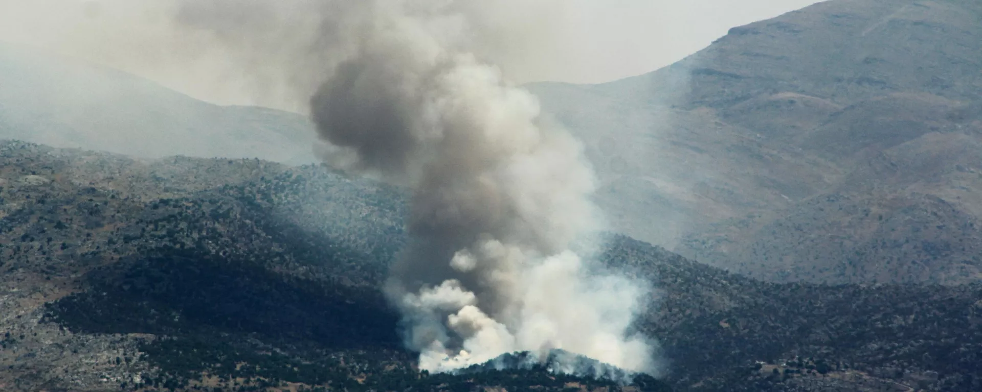 Fumaça sobe de incêndios florestais perto da vila de Shebaa, no sul do Líbano, perto da fronteira norte de Israel, após o abate de um drone pelo Exército israelense em 4 de julho de 2024 - Sputnik Brasil, 1920, 04.07.2024