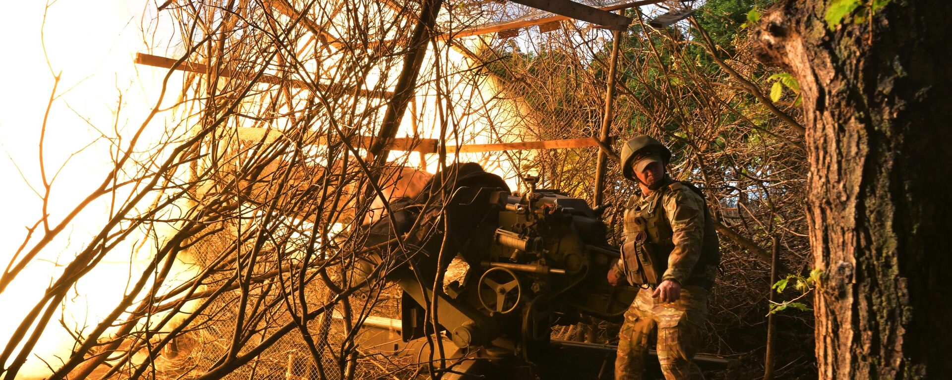 Um militar russo da 27ª Brigada de Fuzileiros Motorizados, 1º Exército de Tanques de Guardas do grupo de forças Oeste, dispara um obuseiro D-30A em direção a posições ucranianas em meio à operação militar da Rússia na Ucrânia, em um local desconhecido, 31 de maio de 2024 - Sputnik Brasil, 1920, 02.08.2024