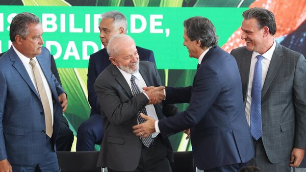 O presidente Luiz Inácio Lula da Silva e o ministro da Fazenda Fernando Haddad se cumprimentam durante cerimônia de lançamento do Plano Safra 2024/2025, em Brasília, 3 de julho de 2024 - Sputnik Brasil
