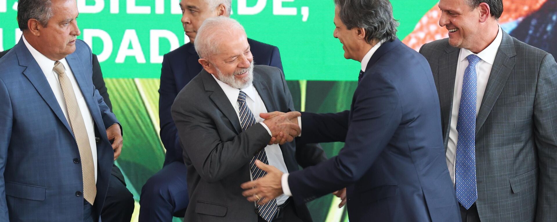 O presidente Luiz Inácio Lula da Silva e o ministro da Fazenda Fernando Haddad se cumprimentam durante cerimônia de lançamento do Plano Safra 2024/2025, em Brasília, 3 de julho de 2024 - Sputnik Brasil, 1920, 04.07.2024