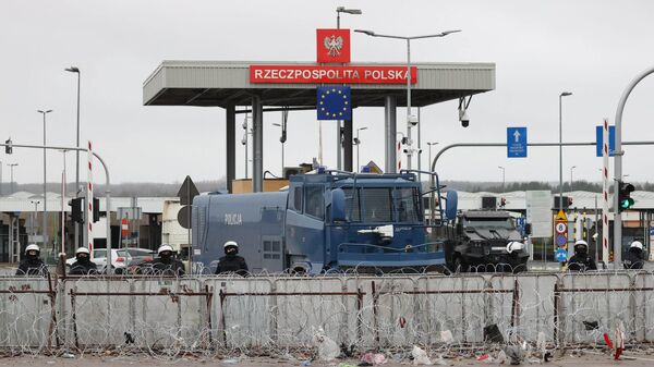 Policiais poloneses protegem a fronteira na passagem Bruzgi-Kuznica, entre Belarus e Polônia, em 19 de novembro de 2021 - Sputnik Brasil
