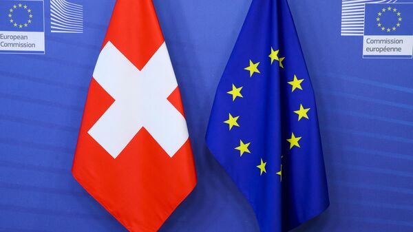 Bandeira nacional da Suíça e bandeira da União Europeia no edifício da Comissão Europeia em Bruxelas - Sputnik Brasil