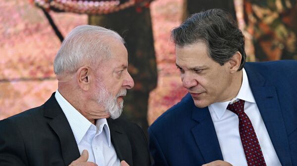 O presidente do Brasil, Luiz Inácio Lula da Silva, e o ministro da Fazenda Fernando Haddad durante anúncio de medidas emergenciais para o Rio Grande do Sul, em 9 de maio de 2024 - Sputnik Brasil