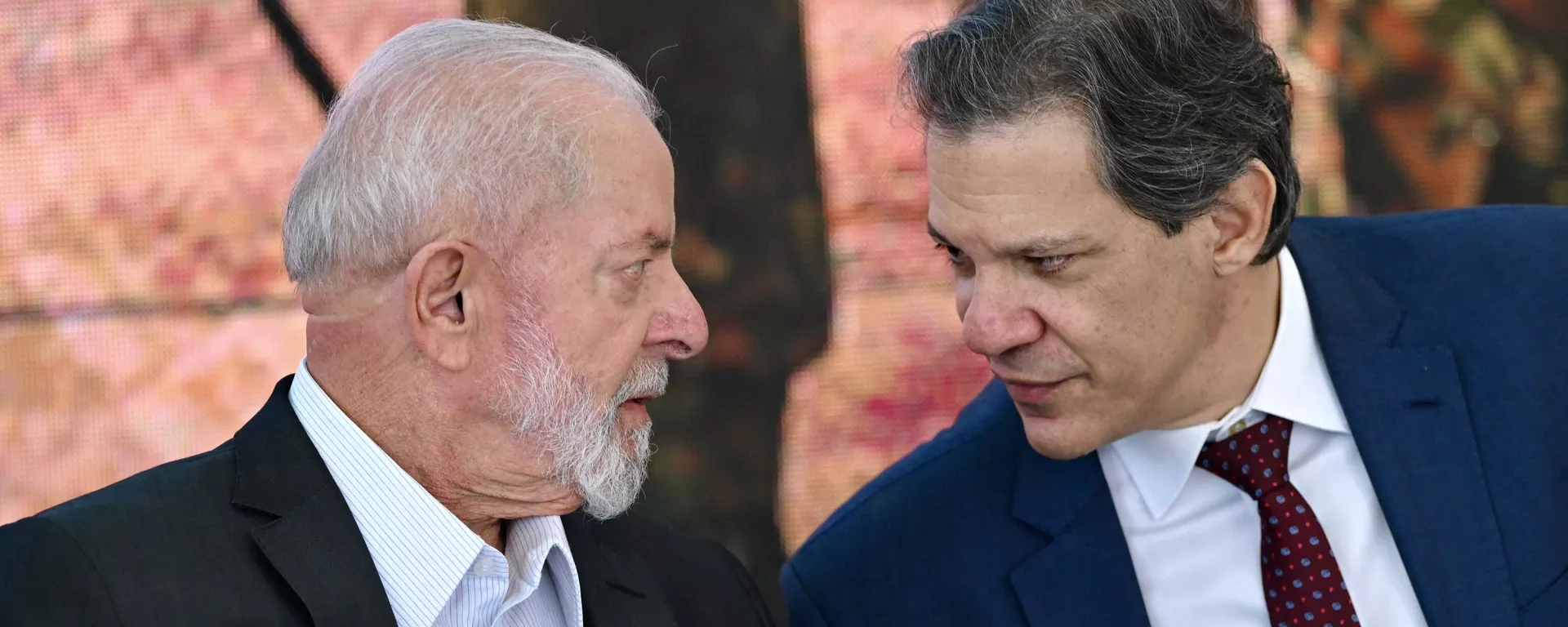 O presidente do Brasil, Luiz Inácio Lula da Silva, e o ministro da Fazenda Fernando Haddad durante anúncio de medidas emergenciais para o Rio Grande do Sul, em 9 de maio de 2024 - Sputnik Brasil, 1920, 04.07.2024