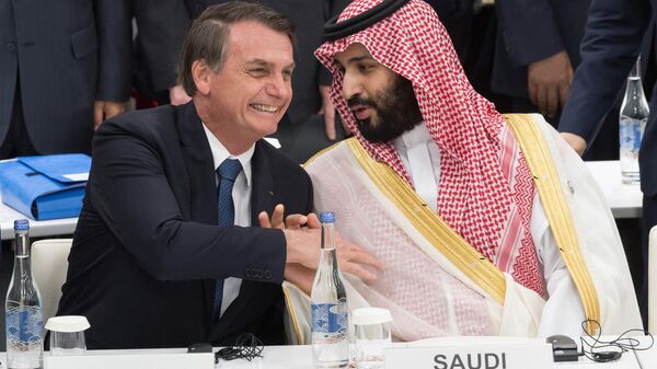 O presidente do Brasil, Jair Bolsonaro (à esquerda) aperta a mão do príncipe herdeiro da Arábia Saudita, Mohammed bin Salman, enquanto participam de uma reunião sobre economia digital na Cúpula do G20, em Osaka - Sputnik Brasil