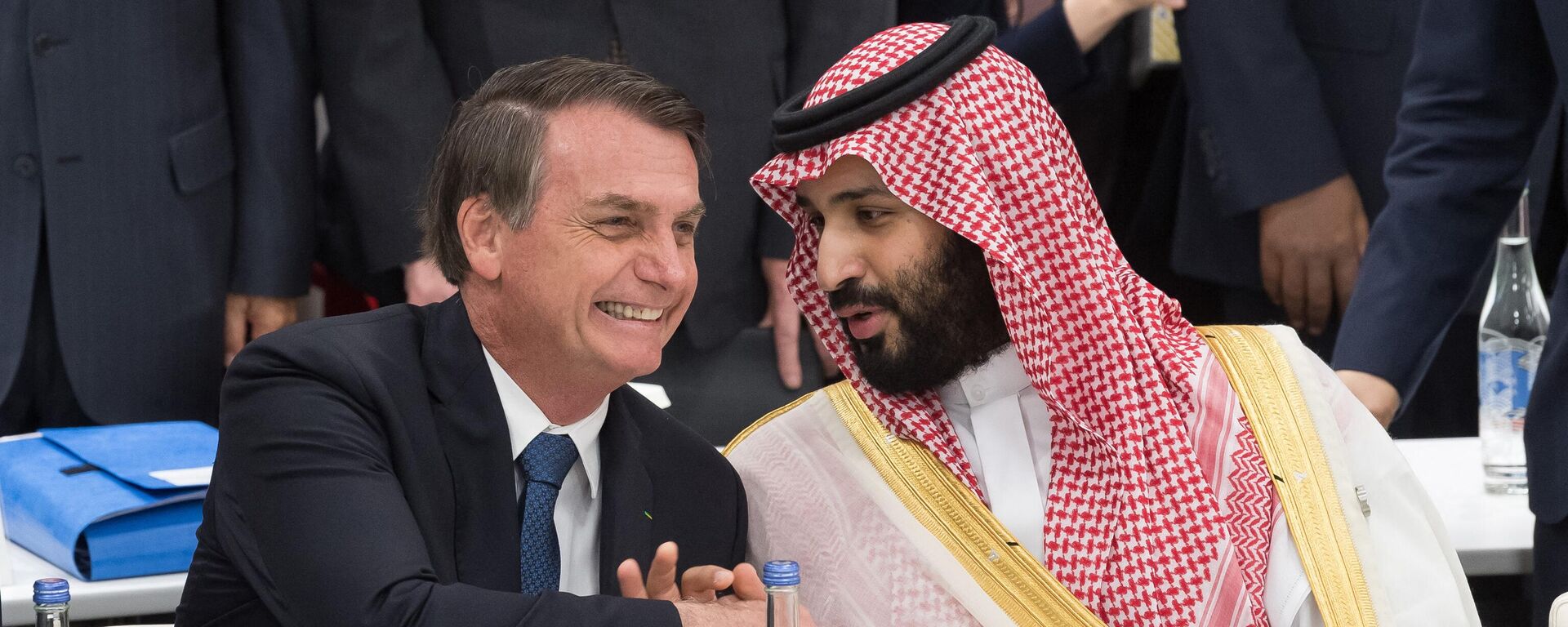 O presidente do Brasil, Jair Bolsonaro (à esquerda) aperta a mão do príncipe herdeiro da Arábia Saudita, Mohammed bin Salman, enquanto participam de uma reunião sobre economia digital na Cúpula do G20, em Osaka - Sputnik Brasil, 1920, 04.07.2024