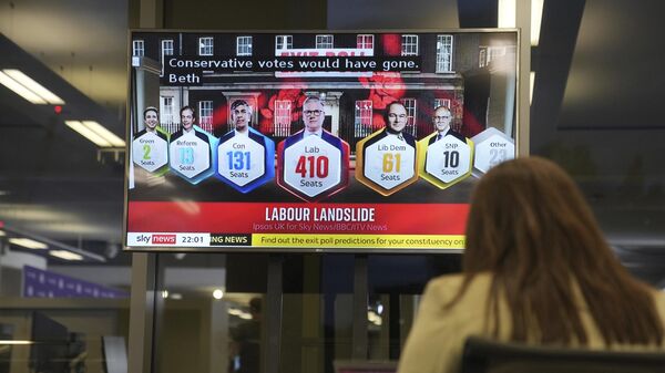 Televisão no Reino Unido exibe pesquisa boca de urna sobre as eleições realizadas no país com vitória esmagadora do Partido Trabalhista. Londres, 4 de julho de 2024 - Sputnik Brasil