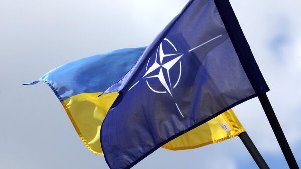 A bandeira da OTAN e da Ucrânia são retratadas em Vilnius, Lituânia, em 9 de julho de 2023 - Sputnik Brasil