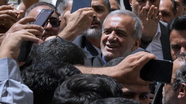  O ex-ministro da Saúde do Irã Masoud Pezeshkian vence as eleições presidenciais em 5 de julho de 2024 - Sputnik Brasil