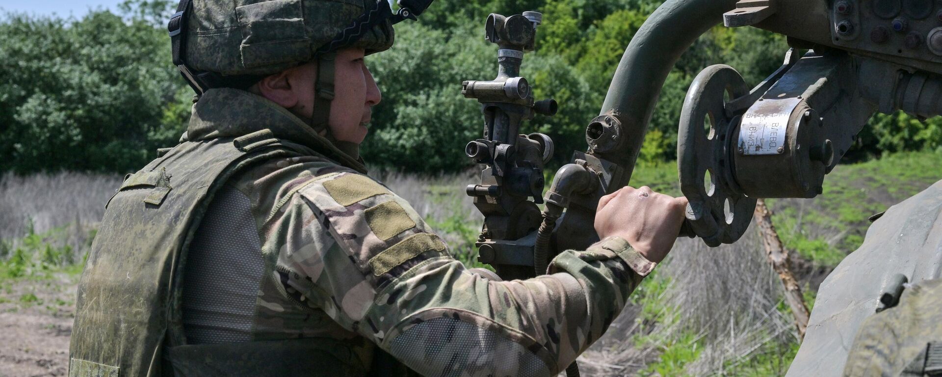 Operação de combate de lançador múltiplo de foguetes Grad do 275º Regimento de Artilharia Autopropulsada do Primeiro Exército de Tanques de Guardas do agrupamento de tropas Zapad (Oeste), foto publicada em 30 de maio de 2024 - Sputnik Brasil, 1920, 06.07.2024