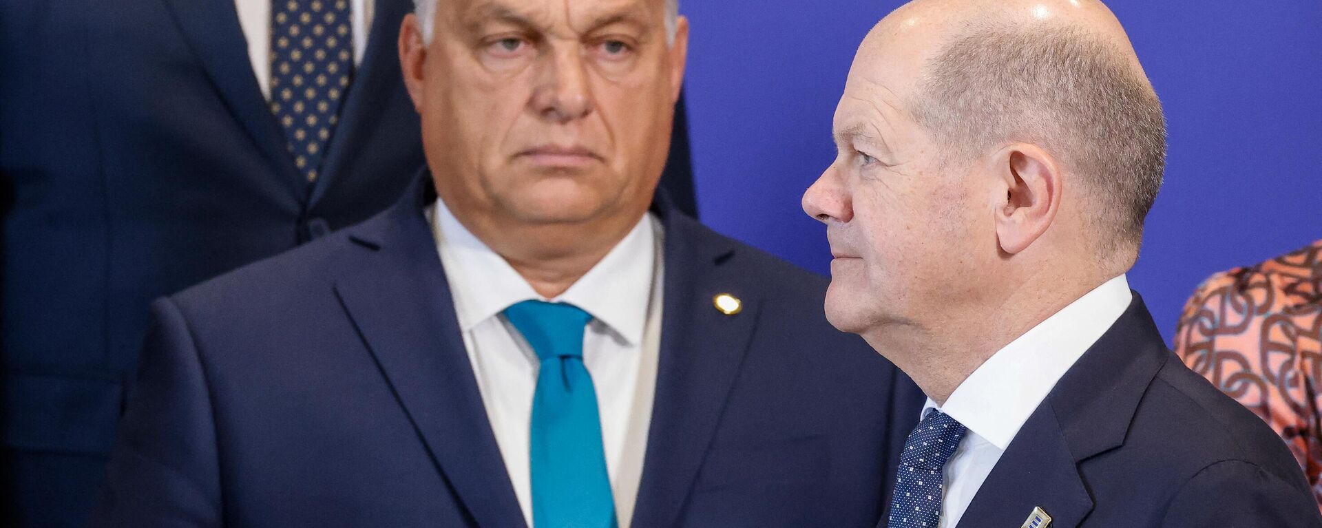 O chanceler alemão Olaf Scholz (frente) e o primeiro-ministro húngaro Viktor Orban durante a reunião informal do Conselho Europeu no Palácio do Congresso em Granada, sul da Espanha, em 6 de outubro de 2023 - Sputnik Brasil, 1920, 06.07.2024