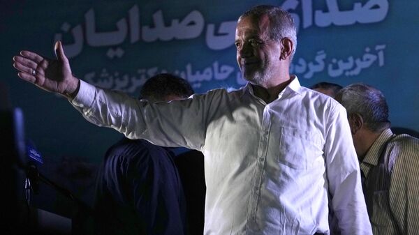 Masoud Pezeshkian, então candidato à eleição presidencial do Irã, durante comício de campanha em Teerã, em 3 de julho de 2024 - Sputnik Brasil