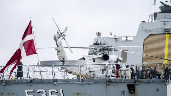 Helicóptero em convés da fragata HDMS Iver Huitfeldt (F361) da Marinha Real Dinamarquesa após a chegada do navio à Base Naval em Korsoer, Dinamarca, em 4 de abril de 2024 - Sputnik Brasil