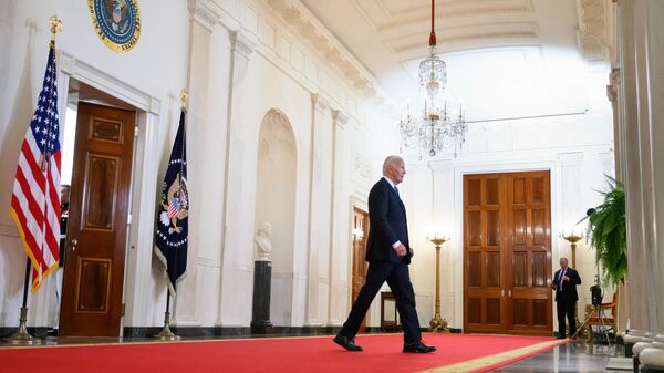 O presidente dos EUA, Joe Biden, caminha para fazer comentários sobre a decisão de imunidade da Suprema Corte no Cross Hall da Casa Branca em Washington, DC, em 1º de julho de 2024 - Sputnik Brasil