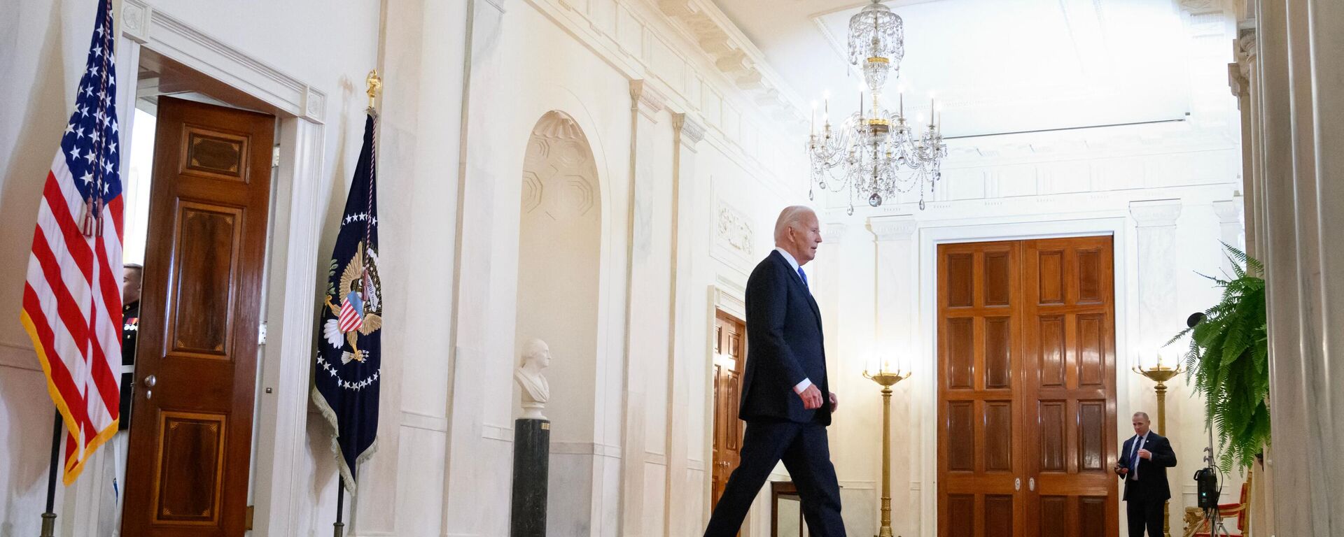 O presidente dos EUA, Joe Biden, caminha para fazer comentários sobre a decisão de imunidade da Suprema Corte no Cross Hall da Casa Branca em Washington, DC, em 1º de julho de 2024 - Sputnik Brasil, 1920, 06.07.2024