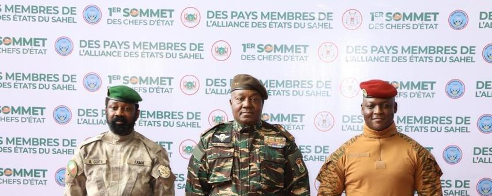 O general do Níger Abdourahamane Tchiani (C) deu as boas-vindas aos seus homólogos do Mali e do Burkina Faso, o coronel Assimi Goïta (E) e o capitão Ibrahim Traoré (D), em Niamey, 6 de julho de 2024 - Sputnik Brasil, 1920, 23.08.2024