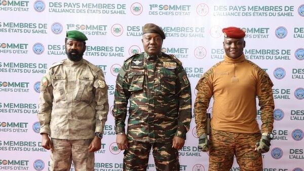 O general do Níger Abdourahamane Tchiani (C) deu as boas-vindas aos seus homólogos do Mali e do Burkina Faso, o coronel Assimi Goïta (E) e o capitão Ibrahim Traoré (D), em Niamey, 6 de julho de 2024 - Sputnik Brasil