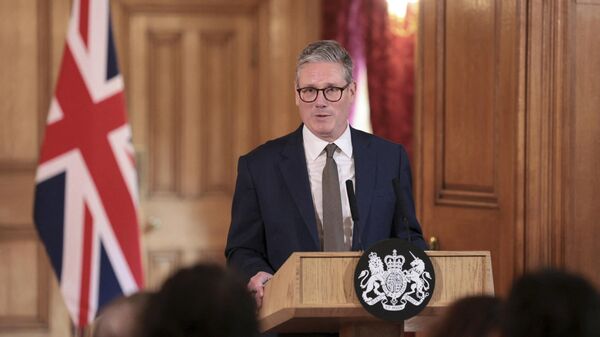 Keir Starmer faz um discurso após sua primeira reunião de gabinete como primeiro-ministro, em Londres. Reino Unido, 6 de julho de 2024 - Sputnik Brasil