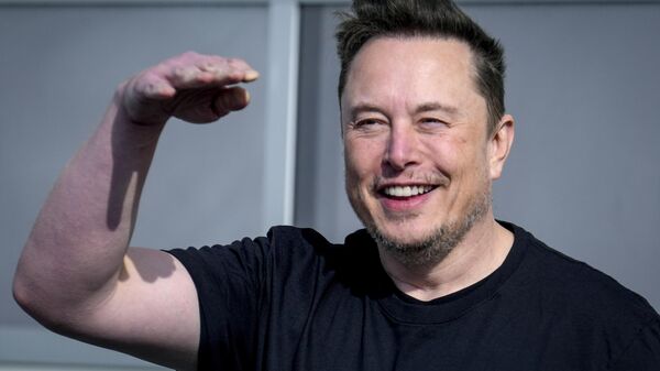 Elon Musk, CEO da Tesla, dentro da Tesla Gigafactory para carros elétricos em Gruenheide, perto de Berlim, Alemanha, 13 de março de 2024 - Sputnik Brasil