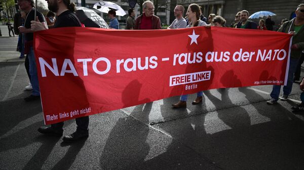 Pessoas seguram cartaz com dizendo Fora da OTAN – fora da OTAN durante ação de paz da marcha de Páscoa ao longo da Avenida Karl-Marx em Berlim, Alemanha, 30 de março de 2024 - Sputnik Brasil