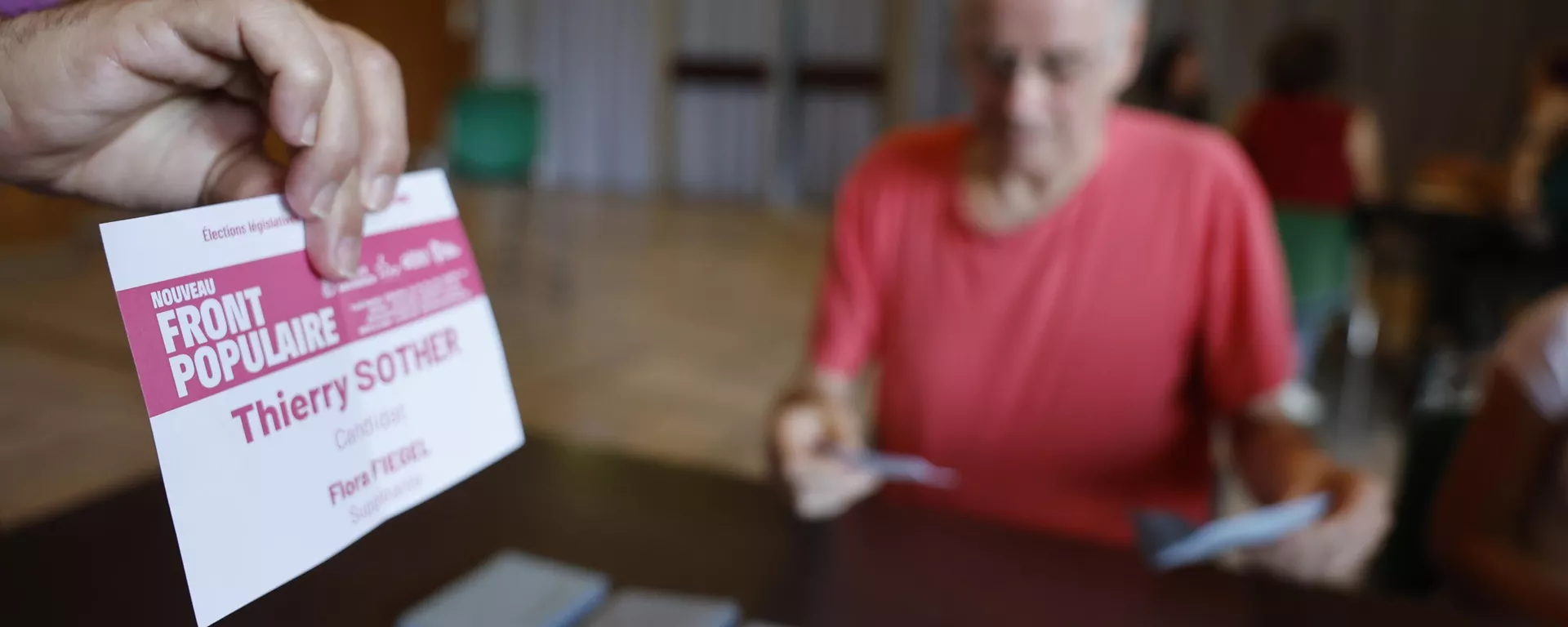 Um assistente de seção eleitoral segura uma cédula de votação durante o segundo turno das eleições legislativas, em Schiltgheim. França, 7 de julho de 2024 - Sputnik Brasil, 1920, 07.07.2024
