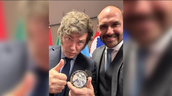 Javier Milei exibe medalha ao lado do deputado federal Eduardo Bolsonaro (PL-SP), em Balneário Camboriú (SC). Brasil, 7 de julho de 2024 - Sputnik Brasil
