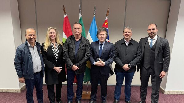 Javier Milei posa ao lado de Jair Bolsonaro, Tarcísio de Freitas e Eduardo Bolsonaro em Balneário Camboriú (SC). Brasil, 6 de julho de 2024 - Sputnik Brasil