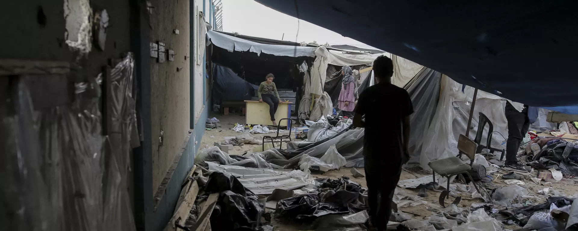 Palestinos deslocados inspecionam suas tendas destruídas por bombardeio israelense em Rafah. Faixa de Gaza, 28 de maio de 2024 - Sputnik Brasil, 1920, 07.07.2024