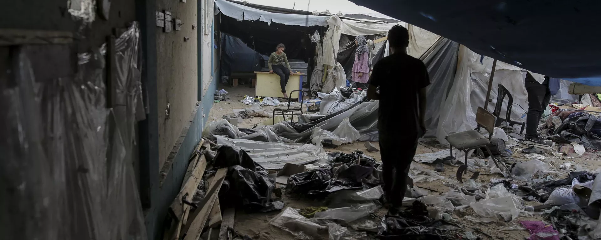 Palestinos deslocados inspecionam suas tendas destruídas por bombardeio israelense em Rafah. Faixa de Gaza, 28 de maio de 2024 - Sputnik Brasil, 1920, 06.02.2025