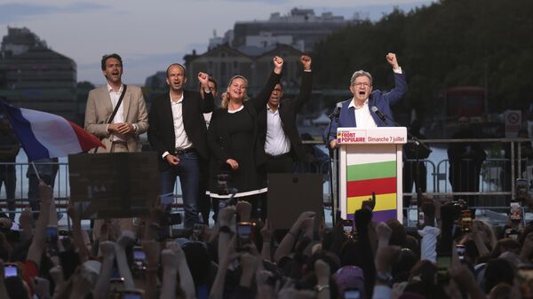 Líder da coalizão de esquerda Nova Frente Popular, Jean-Luc Melenchon (à direita), durante celebração da vitória das eleições parlamentares da França. 7 de julho de 2024 - Sputnik Brasil