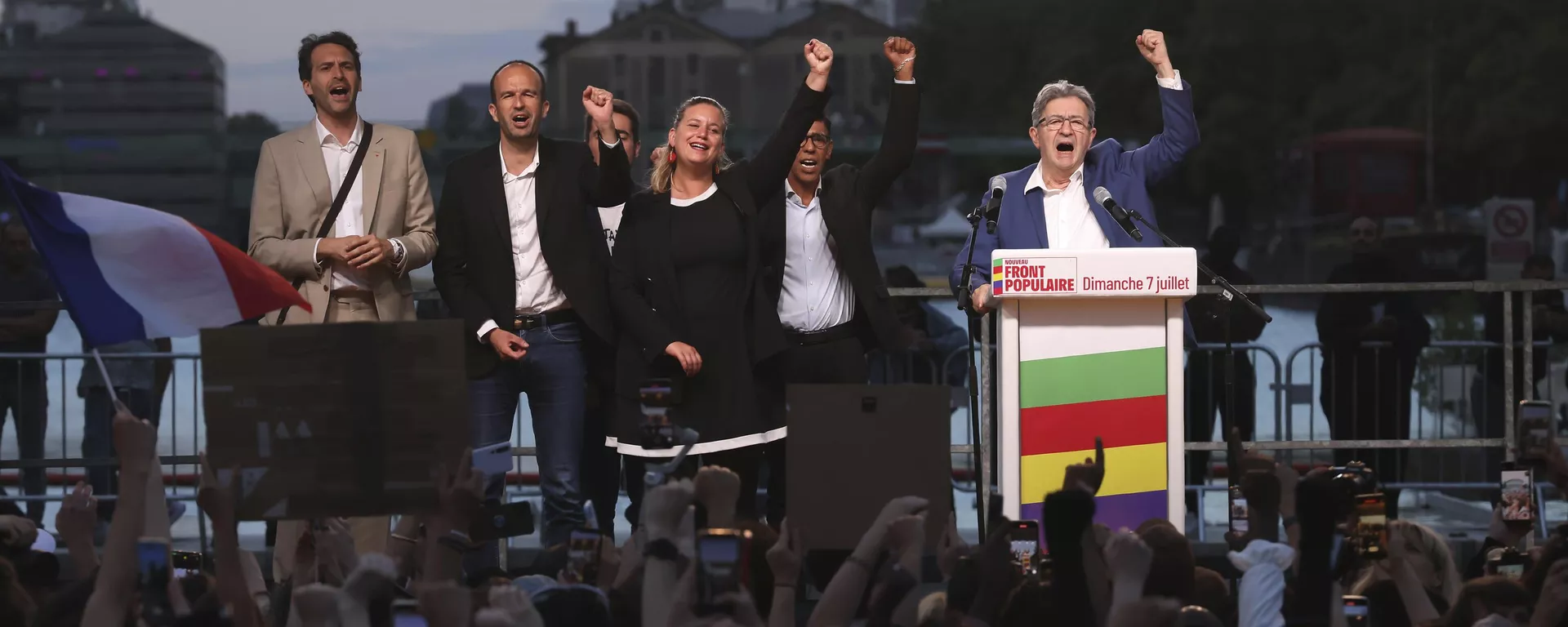 Líder da coalizão de esquerda Nova Frente Popular, Jean-Luc Melenchon (à direita), durante celebração da vitória das eleições parlamentares da França. 7 de julho de 2024 - Sputnik Brasil, 1920, 07.07.2024