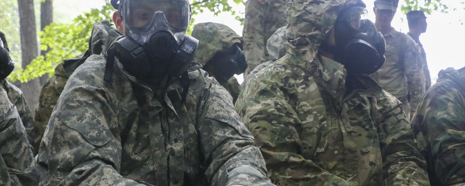 Cadetes com máscara de gás junto de câmara química, biológica, radiológica e nuclear (fora da foto) em Fort Knox, Kentucky, EUA, 24 de julho de 2023 - Sputnik Brasil, 1920, 08.07.2024