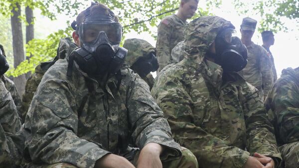 Cadetes com máscara de gás junto de câmara química, biológica, radiológica e nuclear (fora da foto) em Fort Knox, Kentucky, EUA, 24 de julho de 2023 - Sputnik Brasil