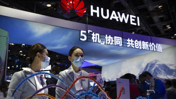 Funcionários da Huawei apresentam novas tecnologias da empresa em estande na PT Expo, em Pequim, em 14 de outubro de 2020 - Sputnik Brasil