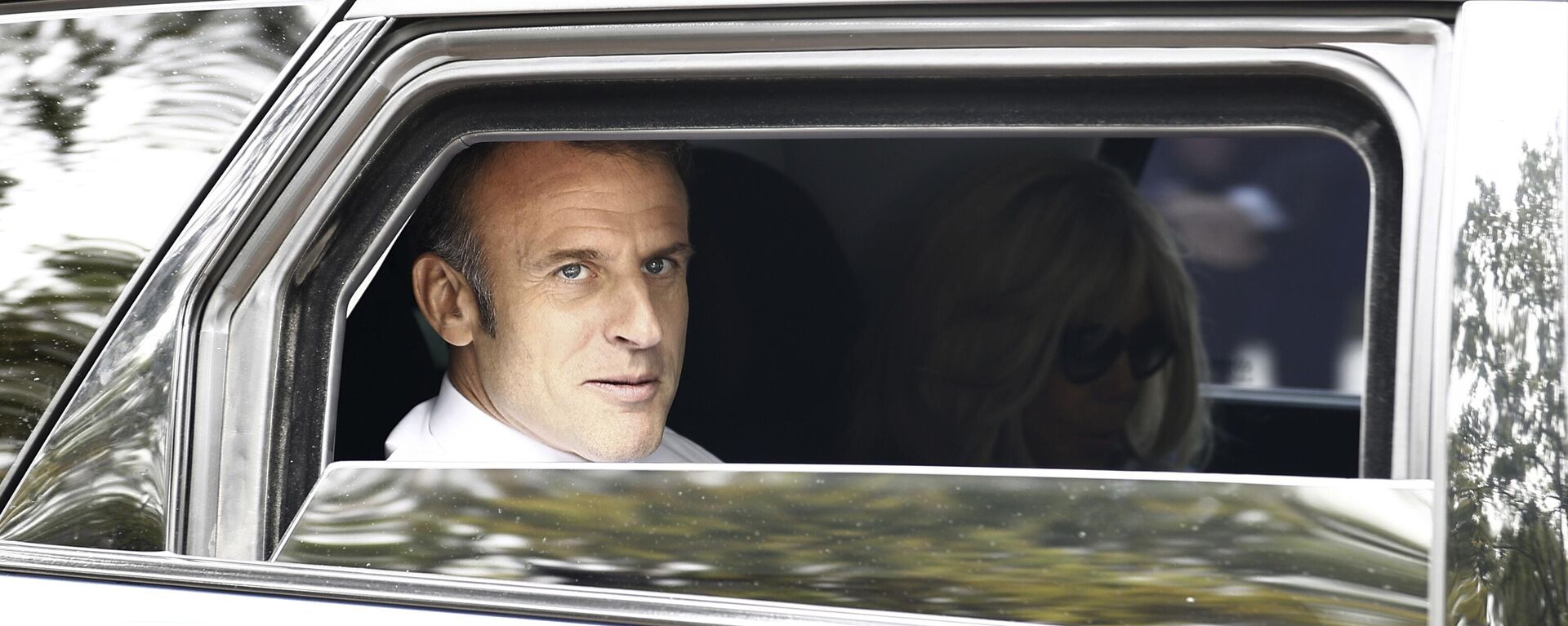 Presidente Emmanuel Macron em carro com a esposa Brigitte Macron após deixar local de votação para o segundo turno das eleições legislativas. França, 7 de julho de 2024 - Sputnik Brasil, 1920, 26.08.2024