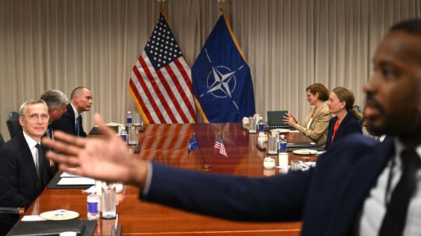 O secretário de Defesa dos EUA, Lloyd Austin (fora de quadro), o secretário-geral da OTAN, Jens Stoltenberg (E), no Pentágono, em Washington, DC, 8 de julho de 2024 - Sputnik Brasil