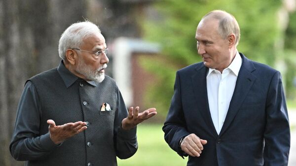 O presidente russo, Vladimir Putin, e o primeiro-ministro indiano, Narendra Modi, caminham nos arredores de Moscou. Rússia, 8 de julho de 2024 - Sputnik Brasil