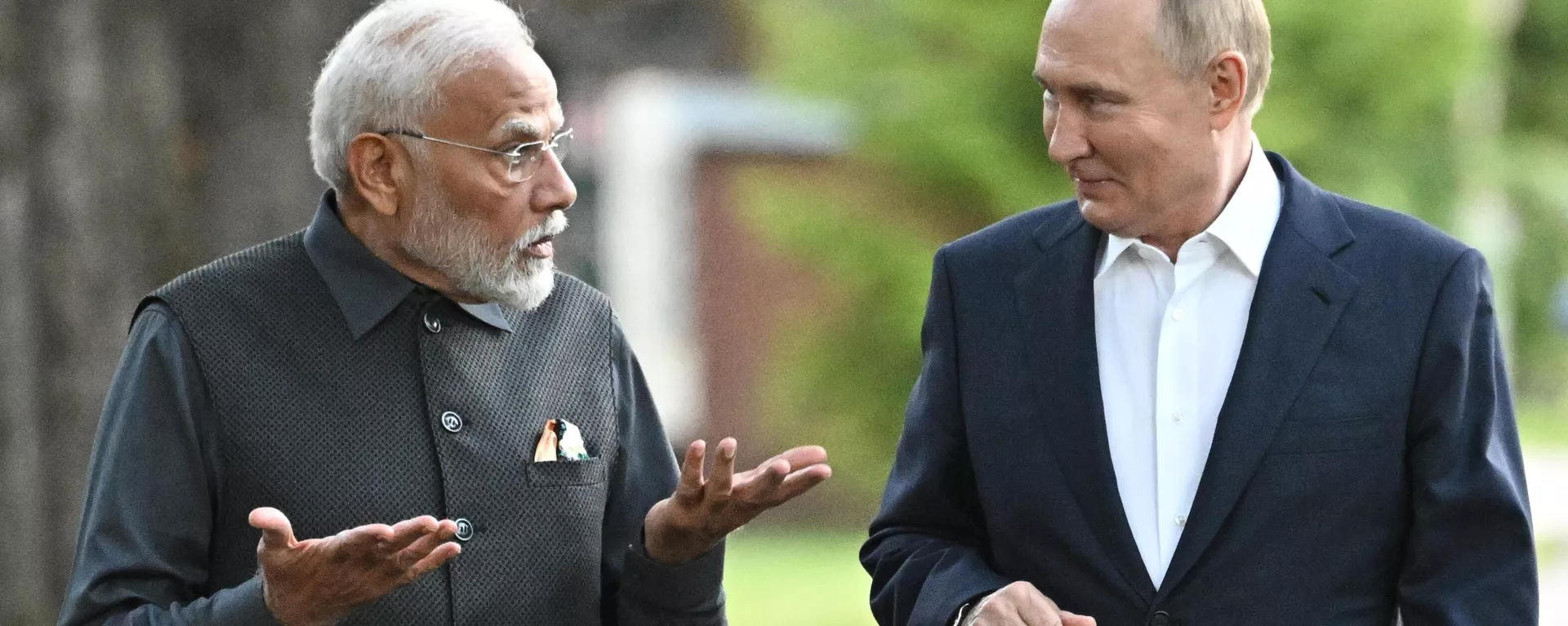 O presidente russo, Vladimir Putin, e o primeiro-ministro indiano, Narendra Modi, caminham nos arredores de Moscou. Rússia, 8 de julho de 2024 - Sputnik Brasil, 1920, 11.07.2024