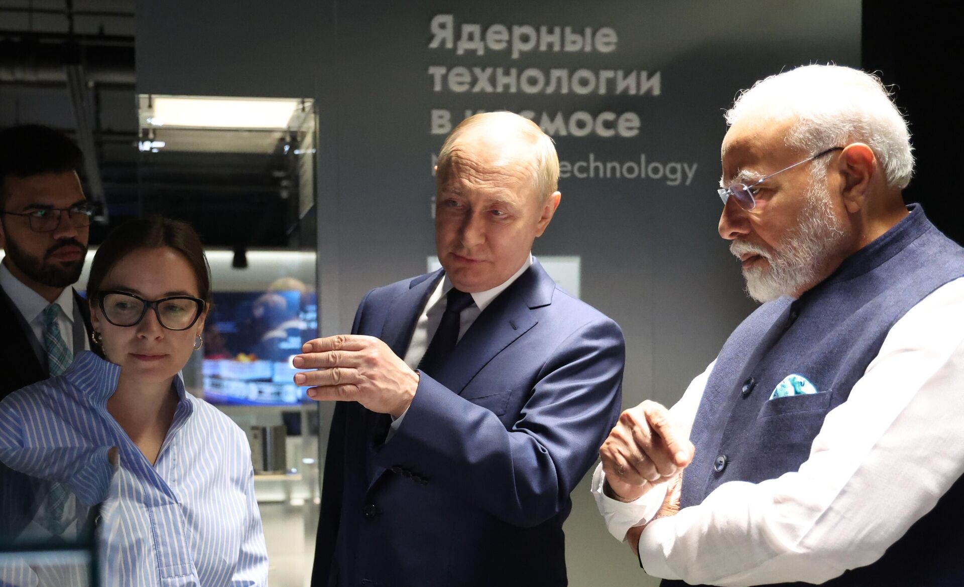 O presidente russo Vladimir Putin e o primeiro-ministro indiano Narendra Modi visitam o pavilhão Atom dedicado à história e às últimas conquistas da indústria nuclear, na Exposição de Conquistas da Economia Nacional (VDNKh) em Moscou, Rússia, 9 de julho de 2024 - Sputnik Brasil, 1920, 09.07.2024