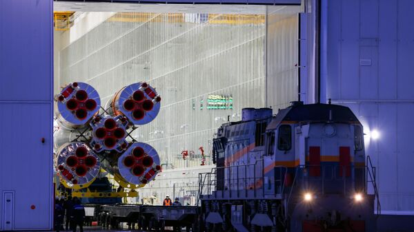 O foguete transportador Soyuz-2.1b com um satélite meteorológico Meteor-M 2-4 e 18 cubesats russos e estrangeiros é transportado de um hangar de montagem para a plataforma antes de seu próximo lançamento, 26 de fevereiro de 2024 - Sputnik Brasil