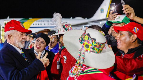 Presidente Lula recepcionado por movimentos sociais bolivianos durante chegada para visita oficial ao país. Santa Cruz de la Sierra, 8 de julho de 2024 - Sputnik Brasil